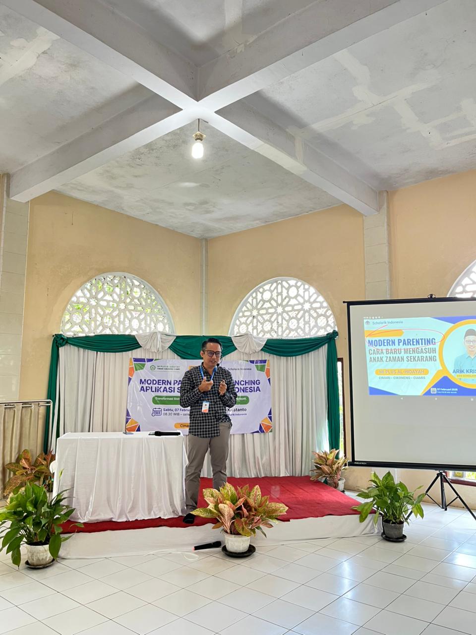 Modern Parenting dan Launching Aplikasi Scholarik Indonesia (Transformasi Sistem Pengasuhan dan Pengawasan - dari Cara Lama ke Cara Digital) di MI Plus Al Hidayah Cimari - foto 1